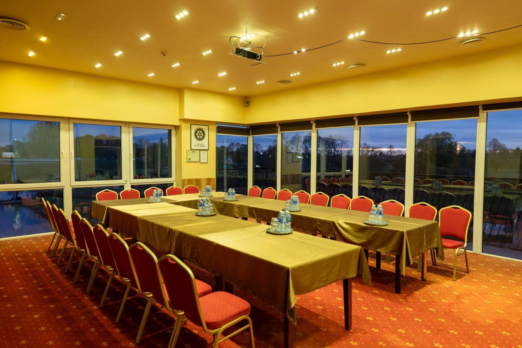 Viesbutis Banga Hotel Taurage Ngoại thất bức ảnh